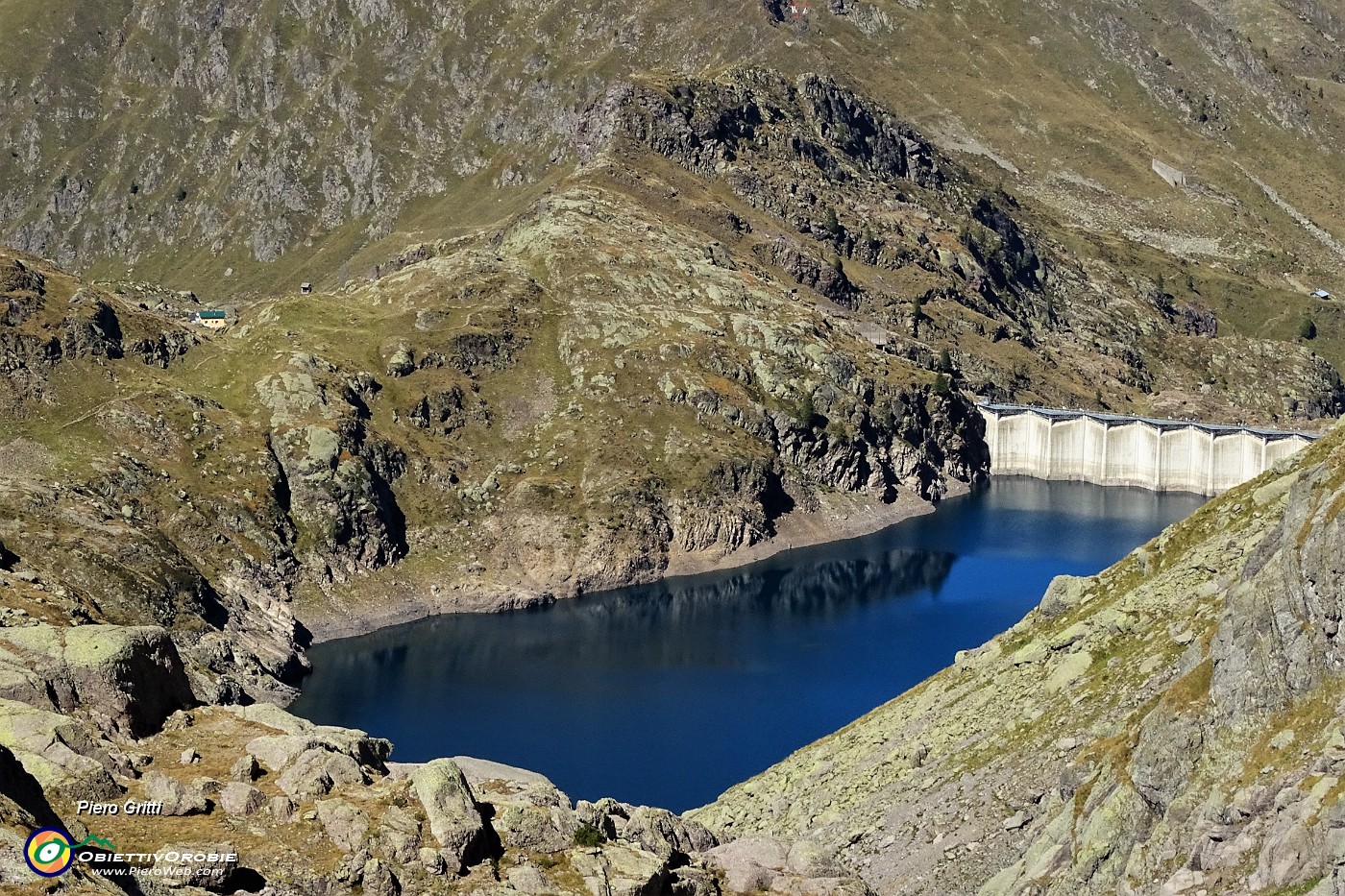 45 Dalla Bocchetta  vista sul Lago d'Inferno con Rif. FALC.JPG